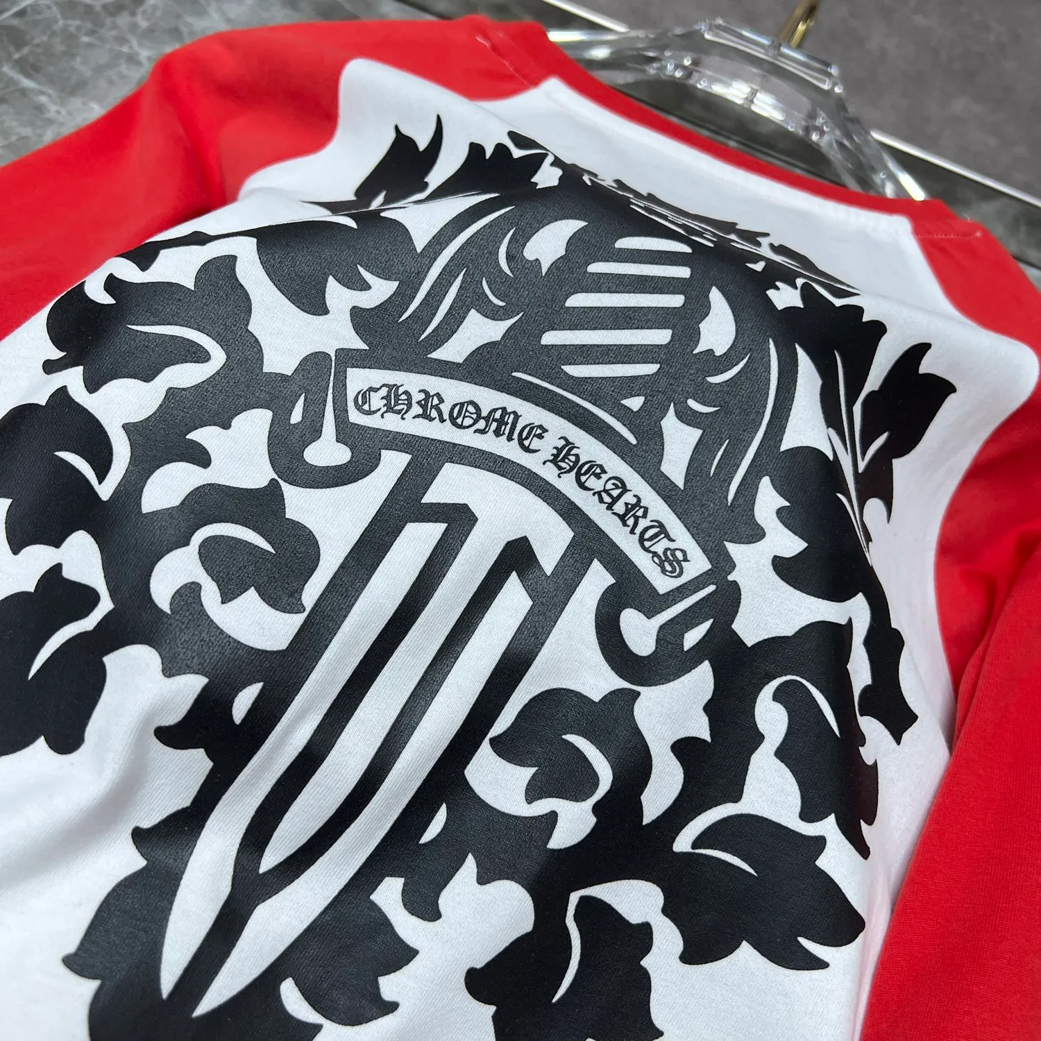 P160 Chrome Hearts🍁Long T series🍁 Available simultaneously at counters❤️ Chrome red and white color-blocked bayonet and sword long-sleeved T-shirt Printed and dyed with imported environmentally friendly glue Specially customized original 1:1 high weight comfortable fabric 🌈Recommended color: red and white colorblocking🌈 Size: S, M, L, XL